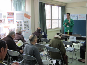 防災クイズの解説をする 　　西川氏