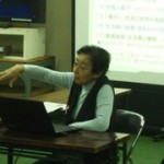 資料を説明しながら 講演される 荘保氏
